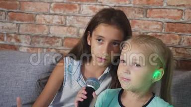 两个小女孩正对着麦克风唱<strong>歌</strong>。 家里卡拉OK里的<strong>歌</strong>。 4k，慢镜头，特写